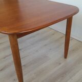 Extendable teak table