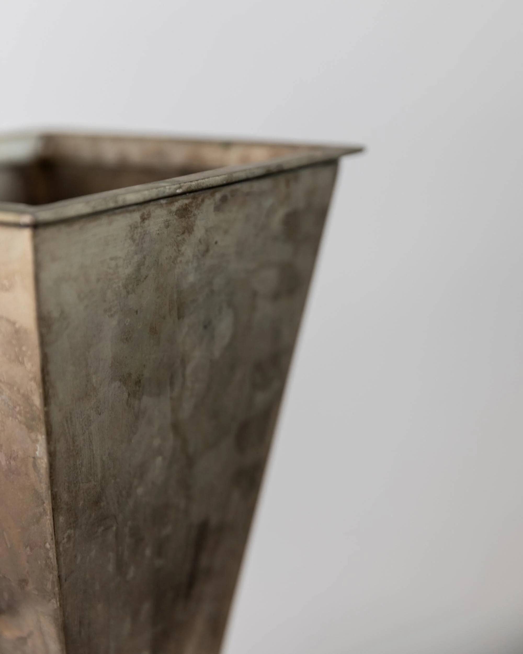 Vase pyramidal vintage en métal argenté des années 1980