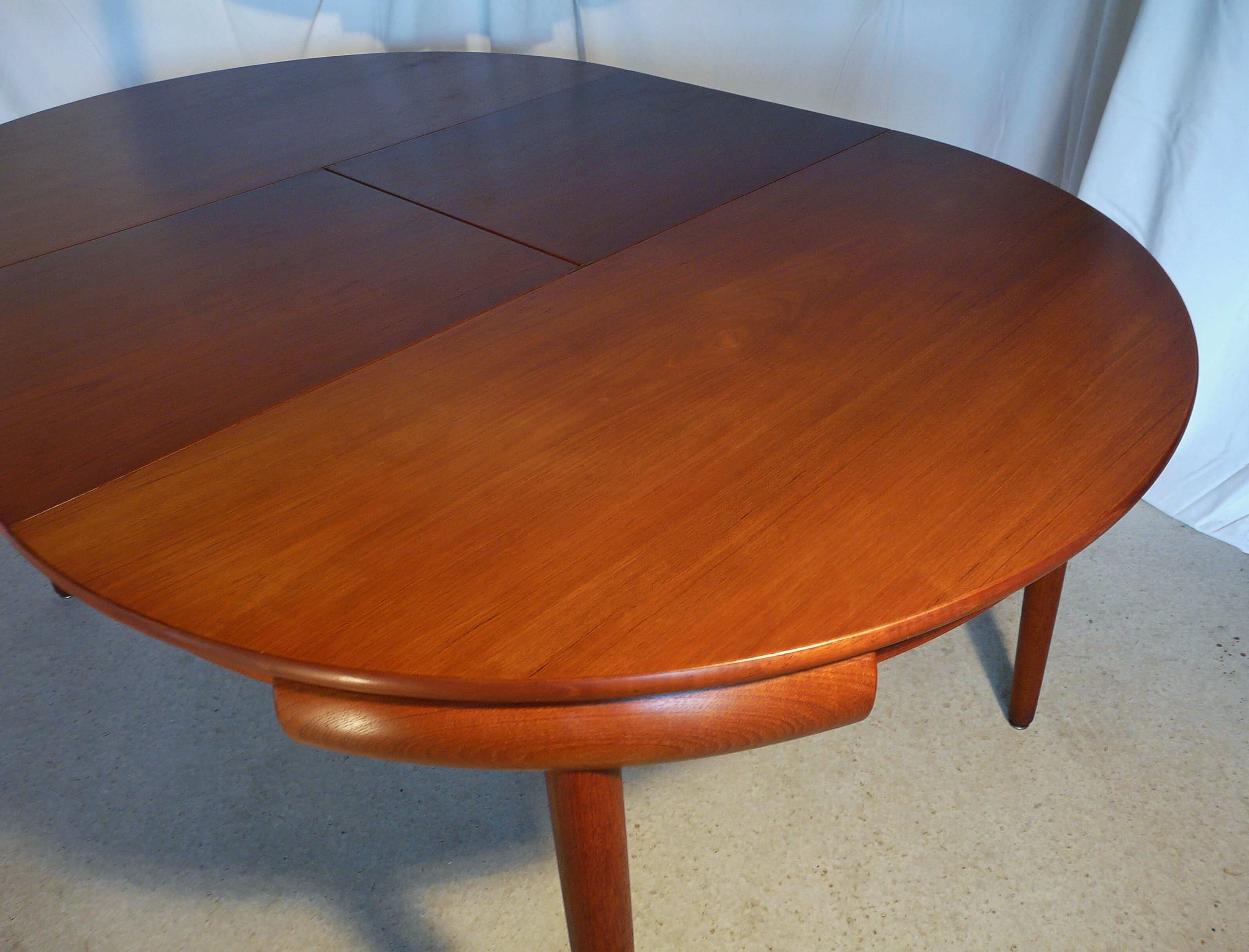 Scandinavian extensible round table Hans Olsen