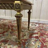 Table basse de style Louis XVI en bronze doré et marbre rose