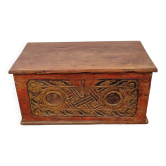 Coffre de rangement balinais en teck sculpté polychome à motifs floraux, ancien, 58 cm
