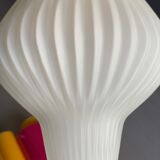 Lampe à poser avec un abat-jour vintage ancien en verre blanc, comme un origami et un pied doré