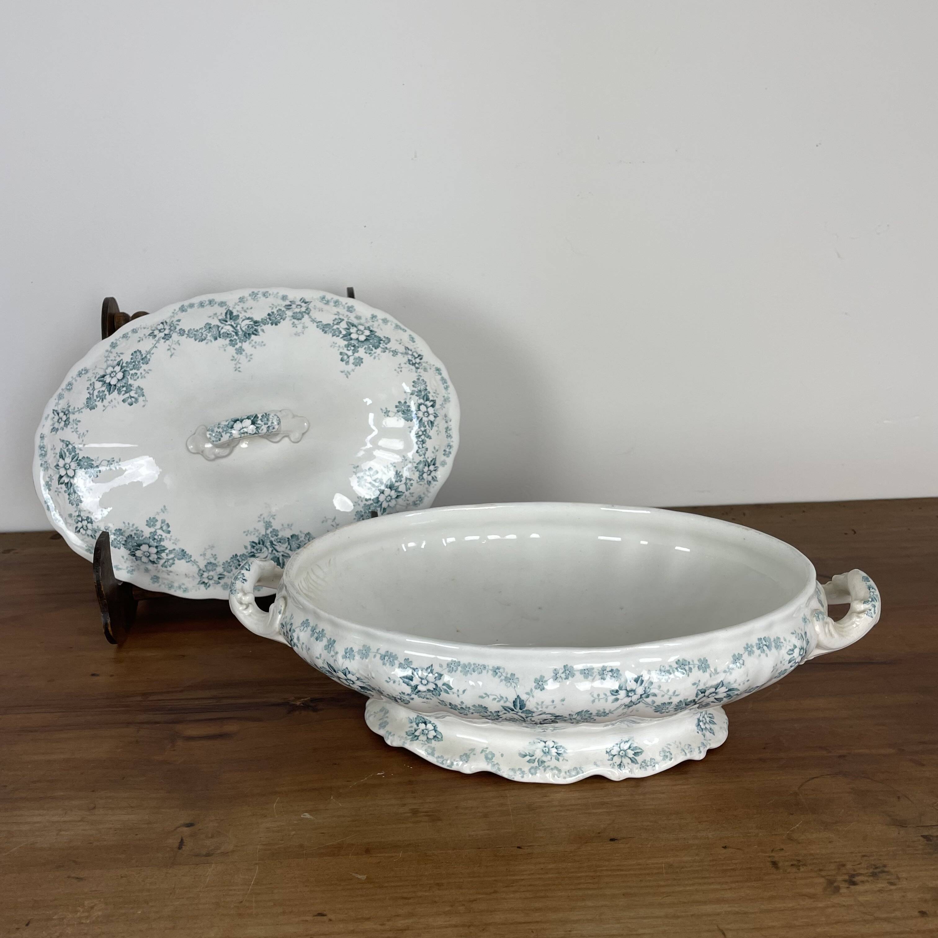 Covered dish, vegetable dish in Maastricht earthenware, Clara model