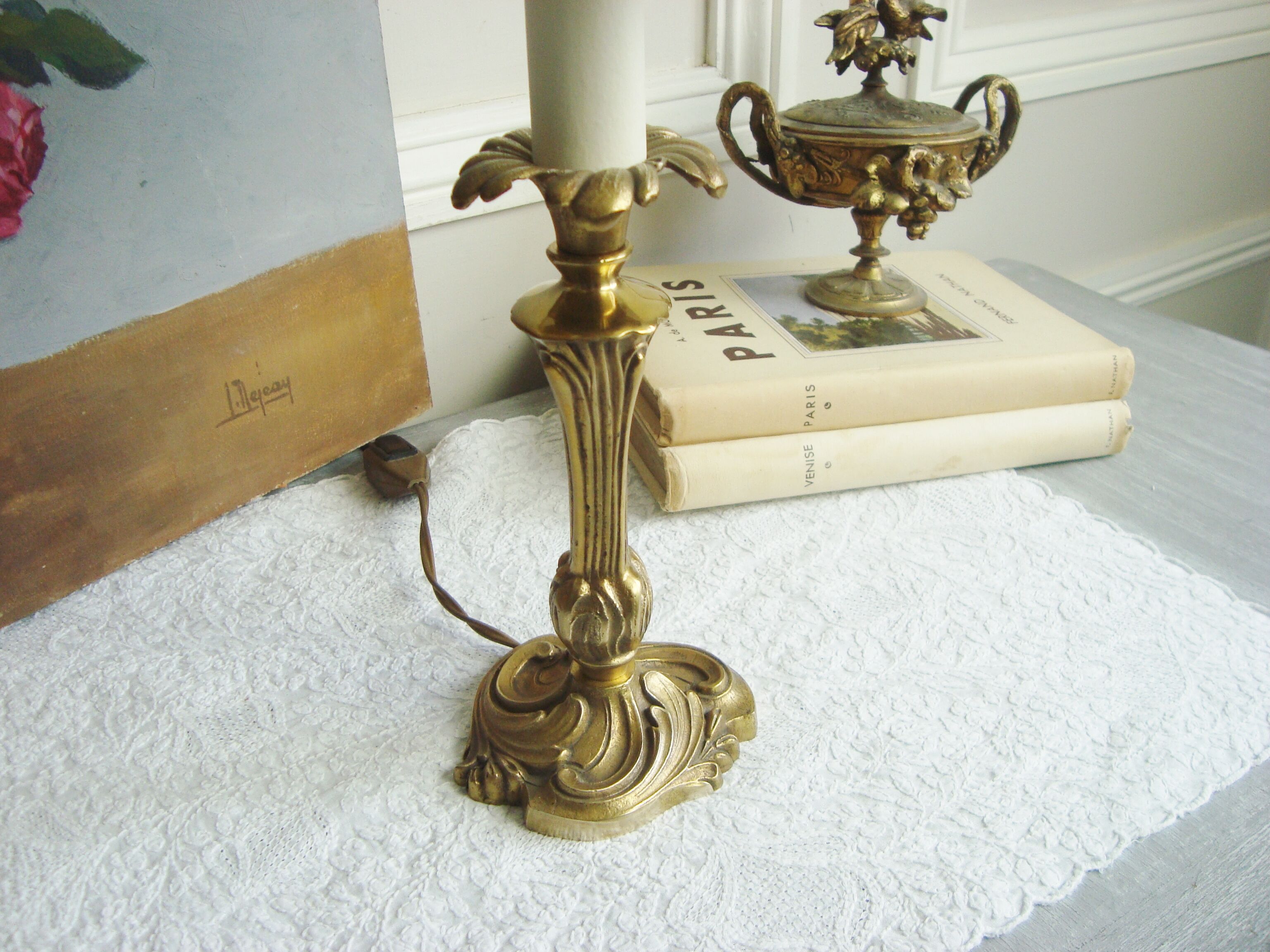 Small vintage lamp with its lampshade in toile de Jouy