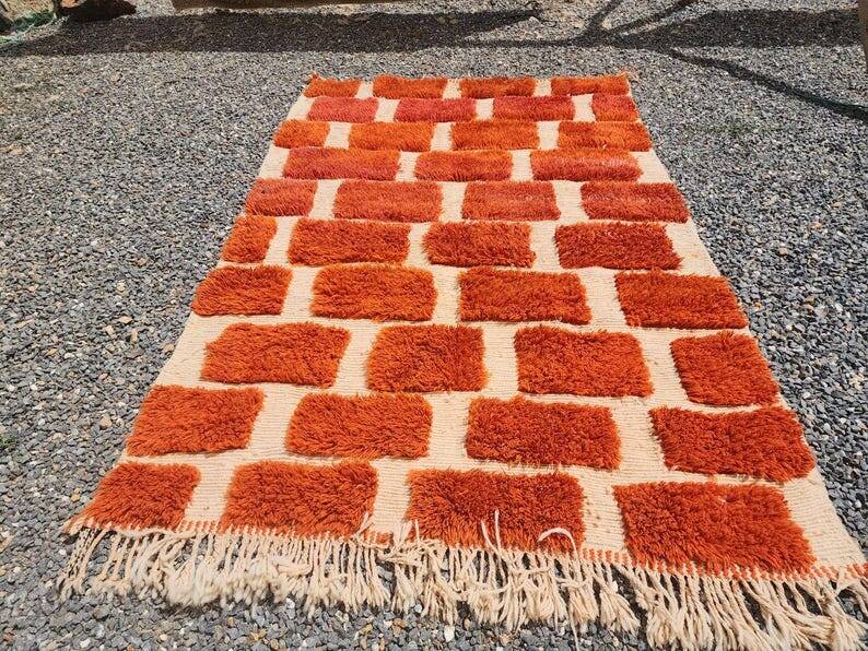 Large Moroccan Berber rug in orange and ecru wool, 400 x 300 cm.