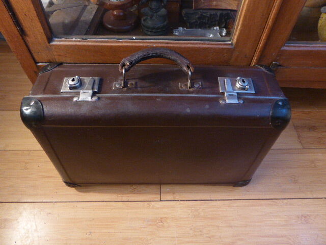 Duo of vintage dark brown suitcases "Mother Big and her little chaperone"