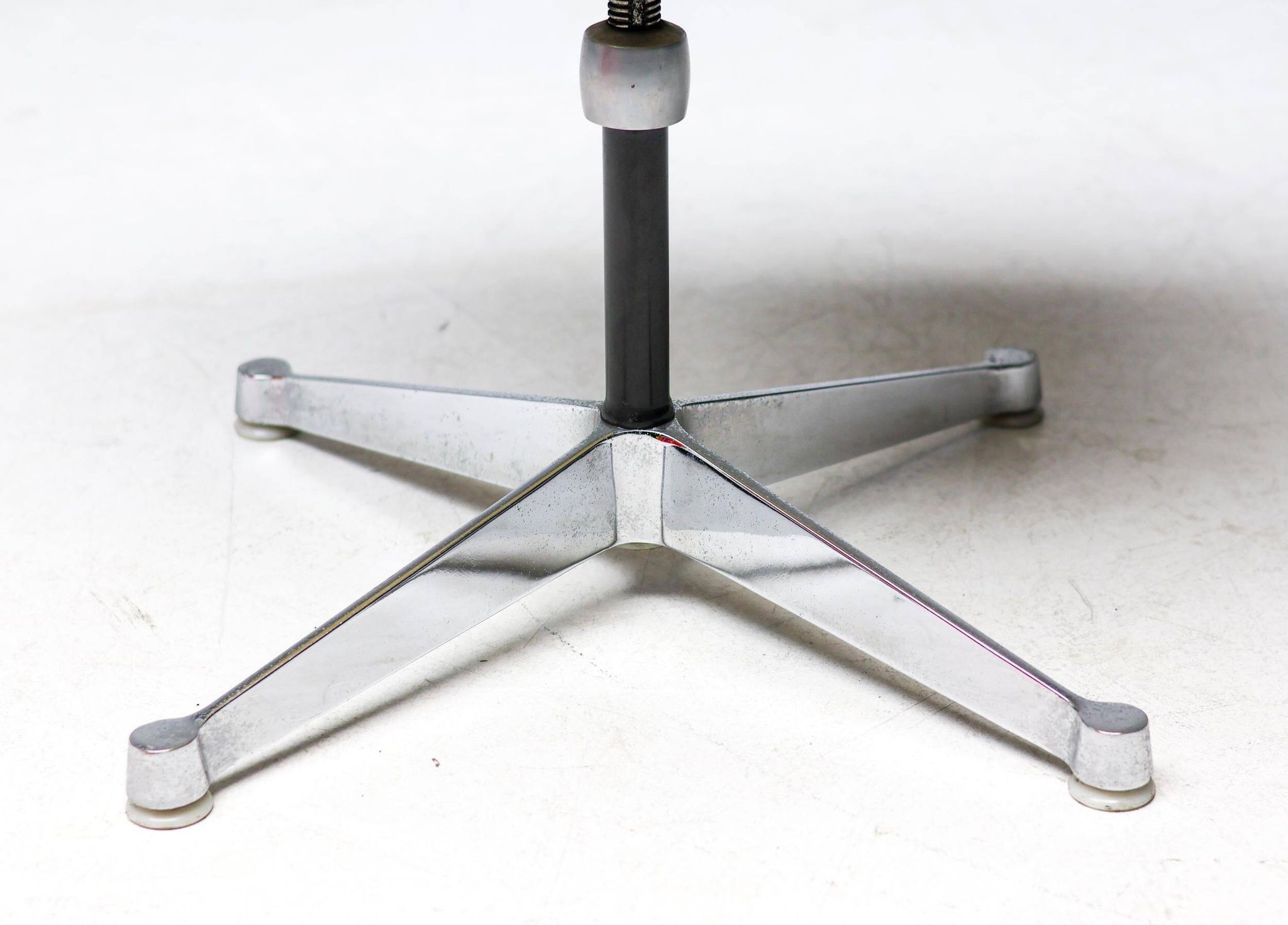 Chair based on the contract by Charles and Ray Eames for Herman Miller.