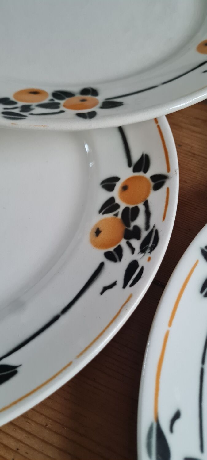 Service of 7 plates in earthenware