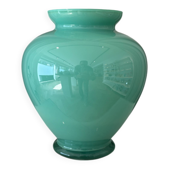 Vase en verre vert brillant
