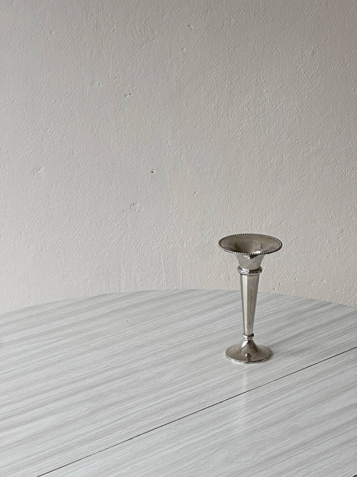 Light metal single-stem vase