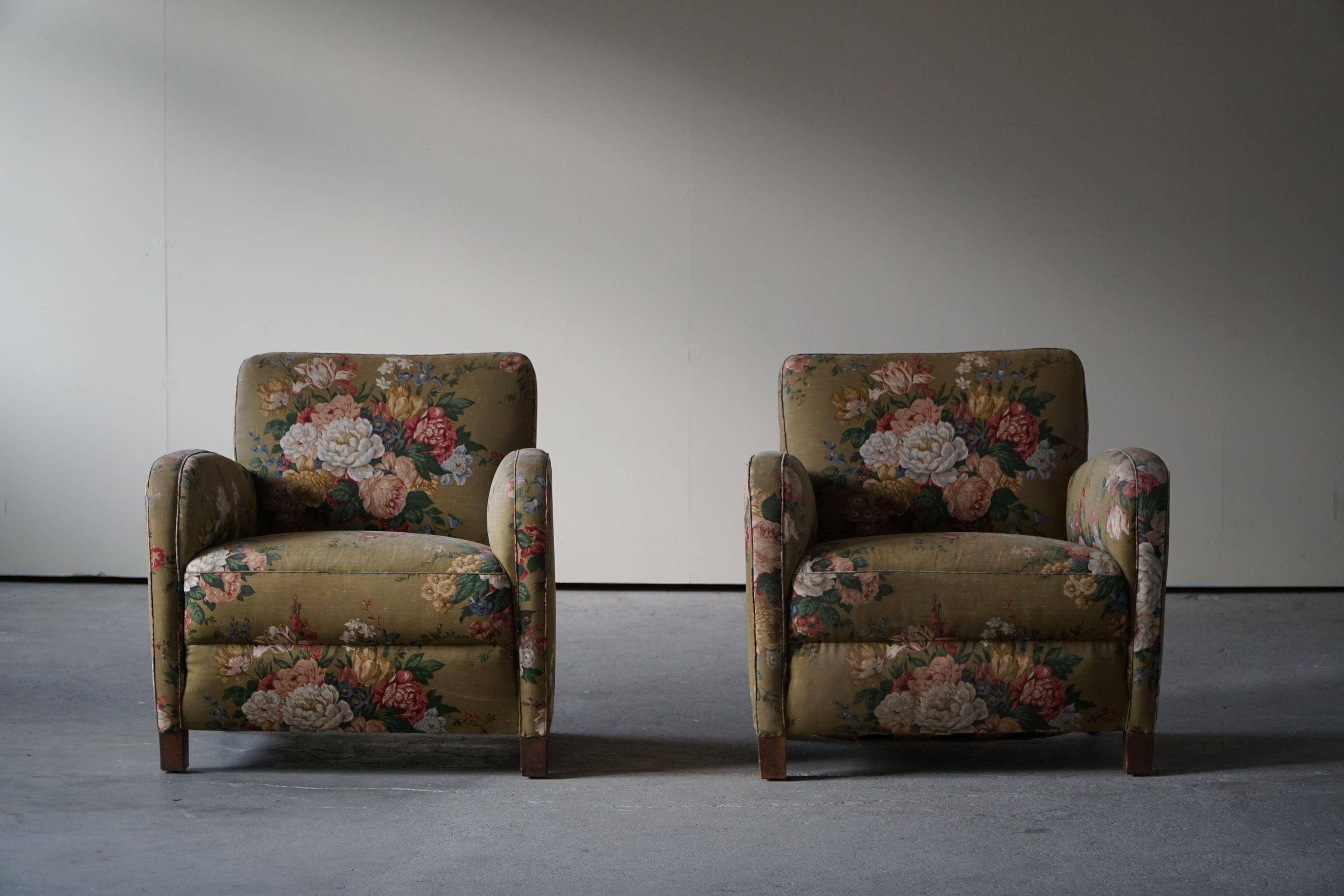 Modern Danish pair of curved lounge chairs, original fabric, Fritz Hansen, 1940.