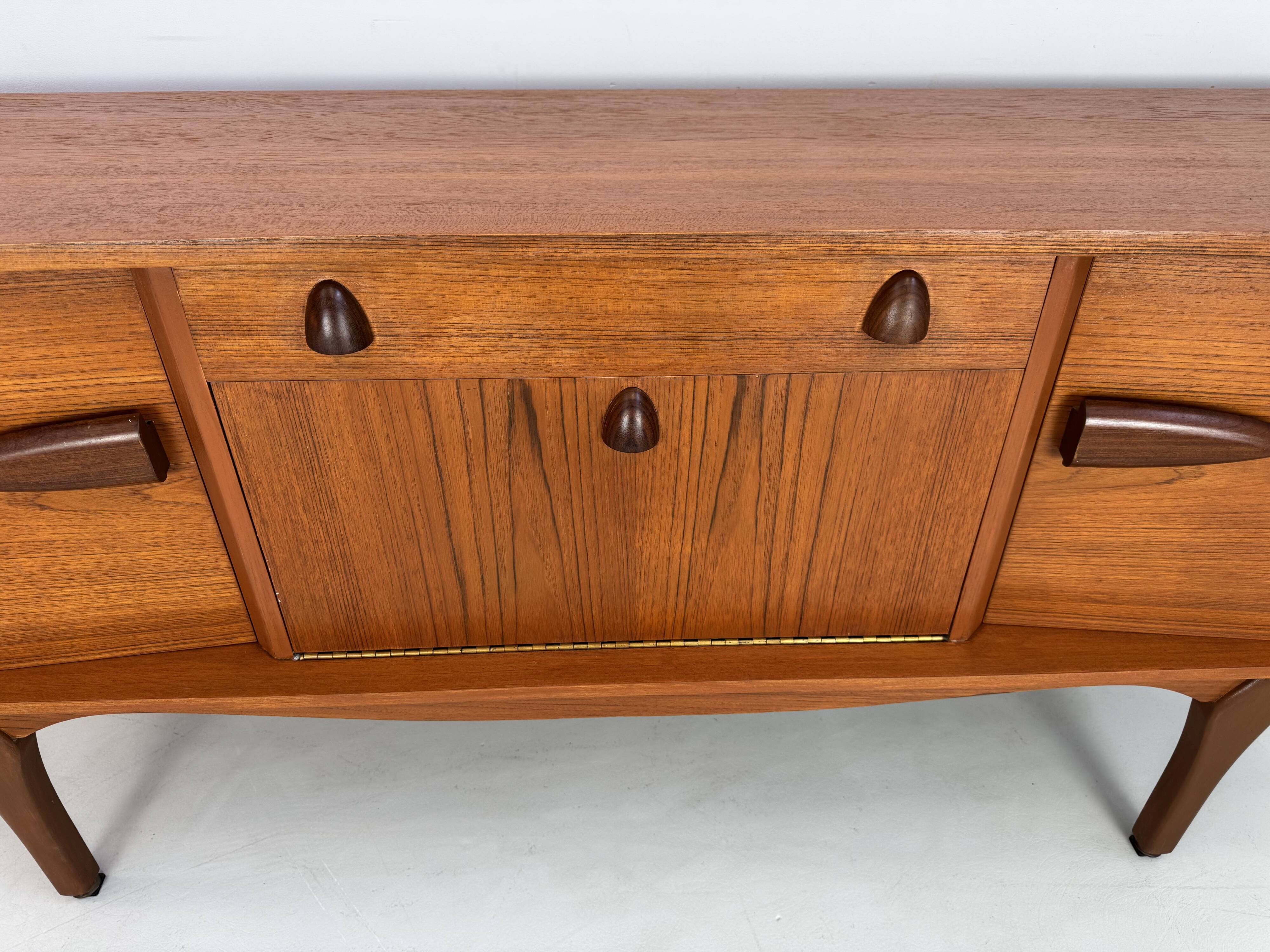 Buffet unique de style art déco des années 60 avec poignées en palissandre.