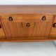 Buffet unique de style art déco des années 60 avec poignées en palissandre.