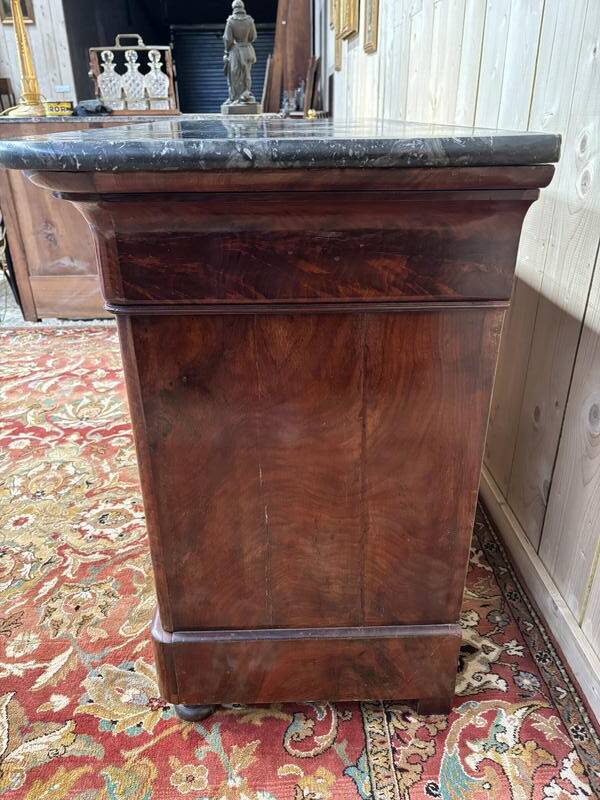 Commode époque restauration en placage d'acajou flammé