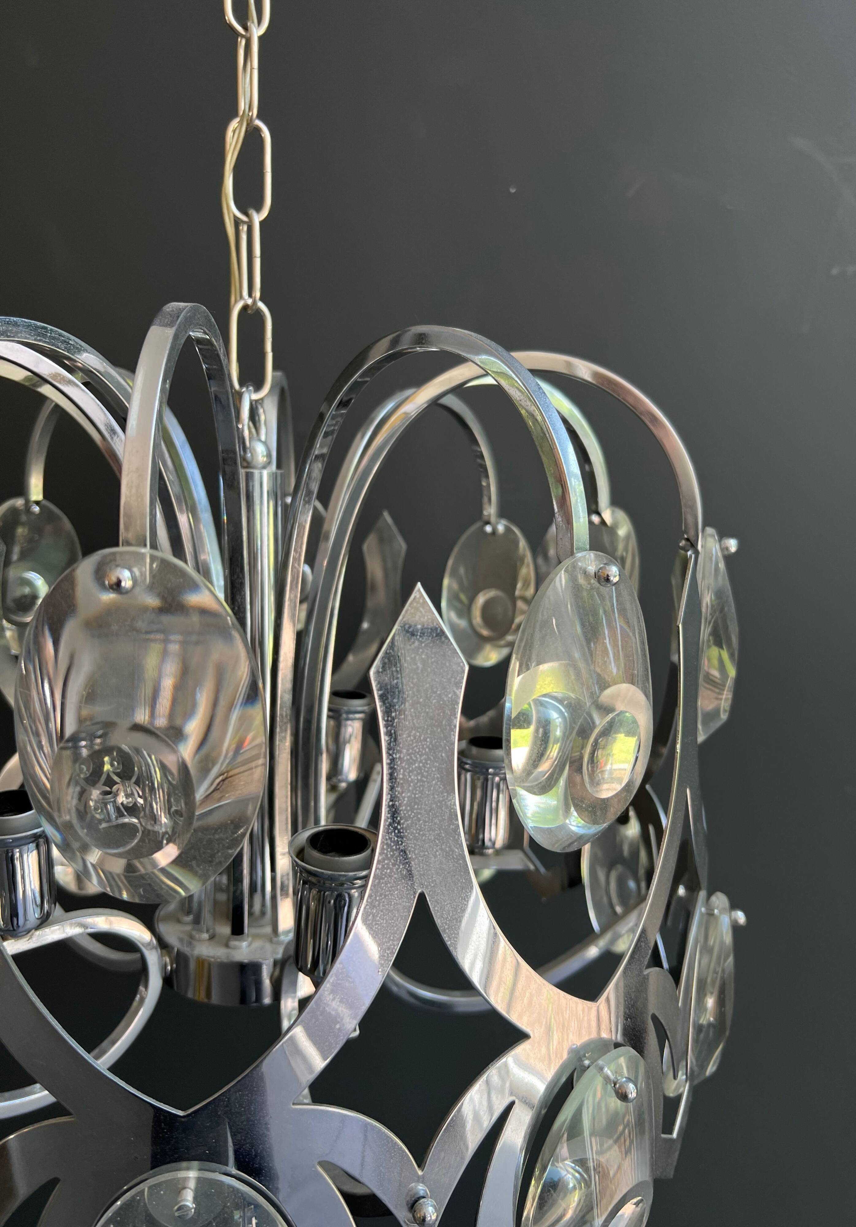 Lustre design en chrome et cristaux de Angelo Gaetano Sciolari. Vers 1970