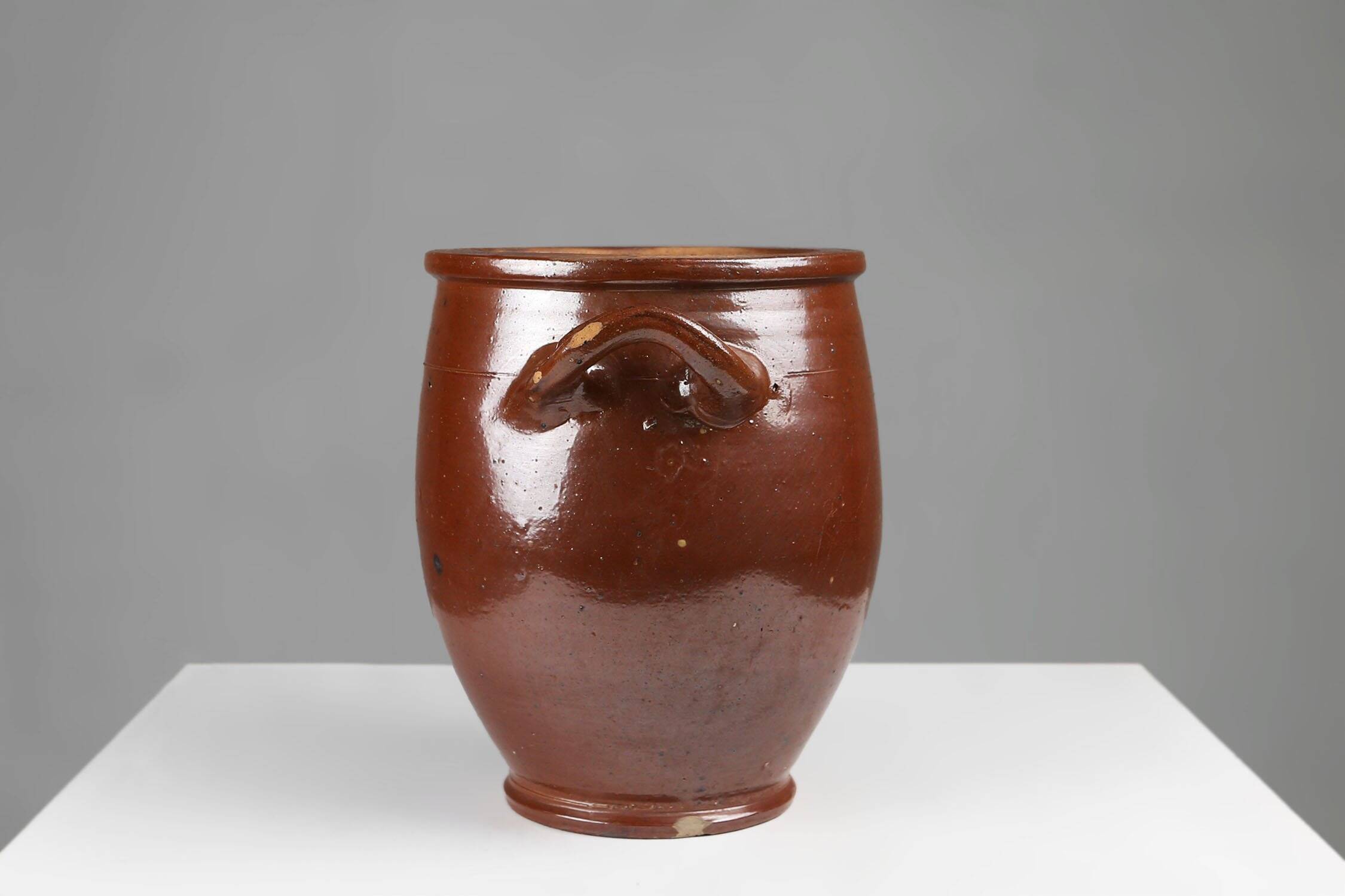 Grand pot en céramique brune émaillée, Belgique, années 1800.