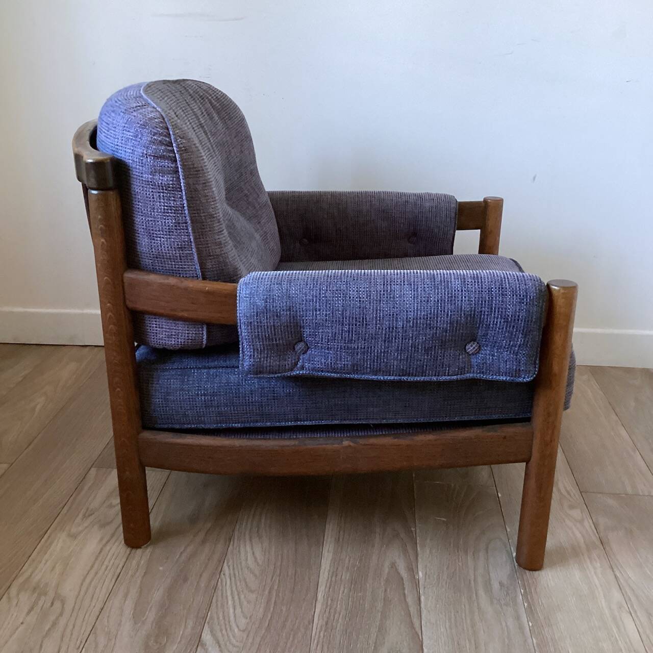 Vintage armchair in wood and blue velvet