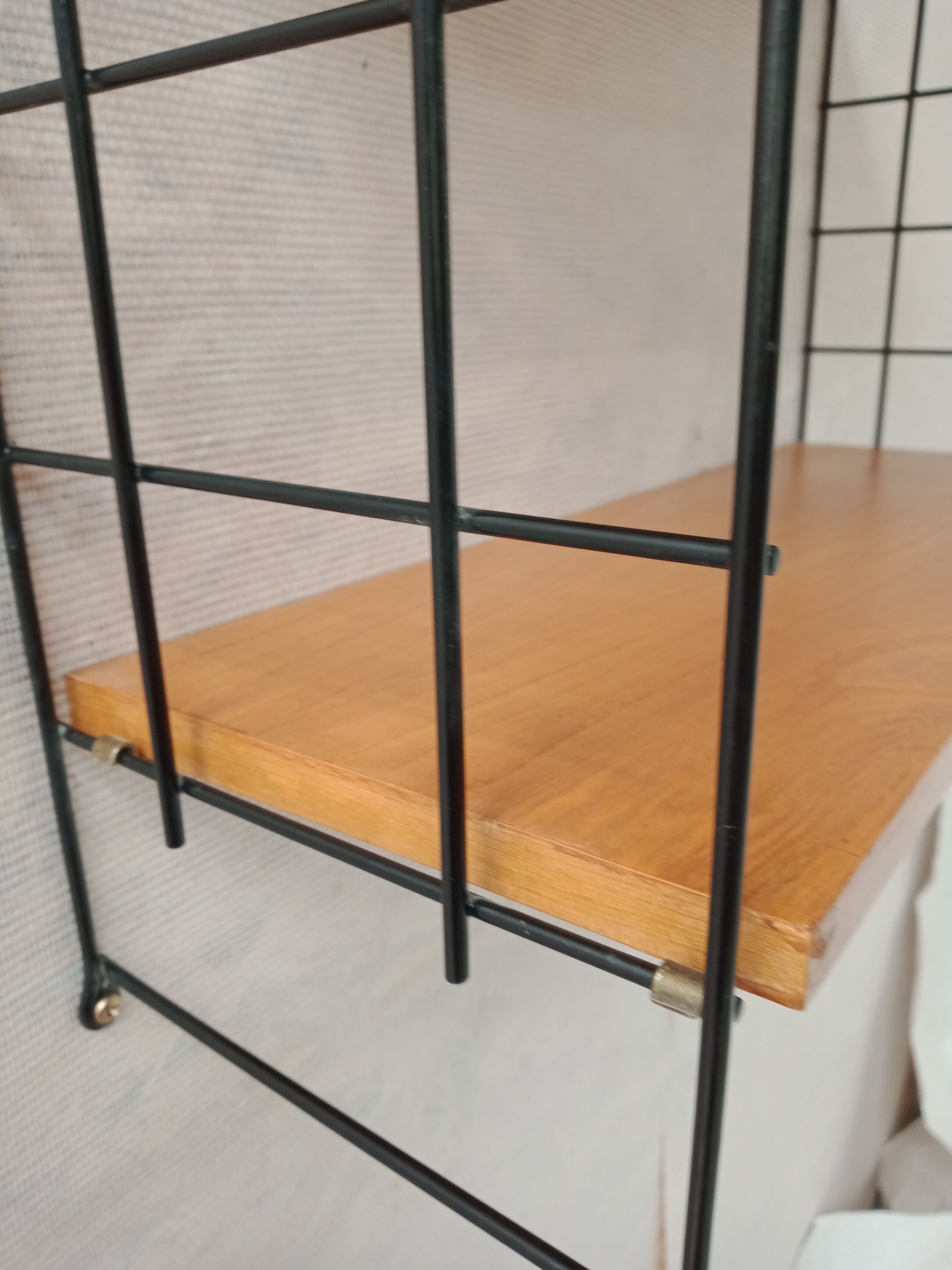 Metal wire shelf