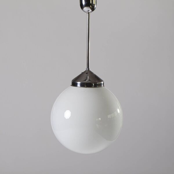 Lampe suspendue Bauhaus en verre opalin et chrome par Napako, années 1930