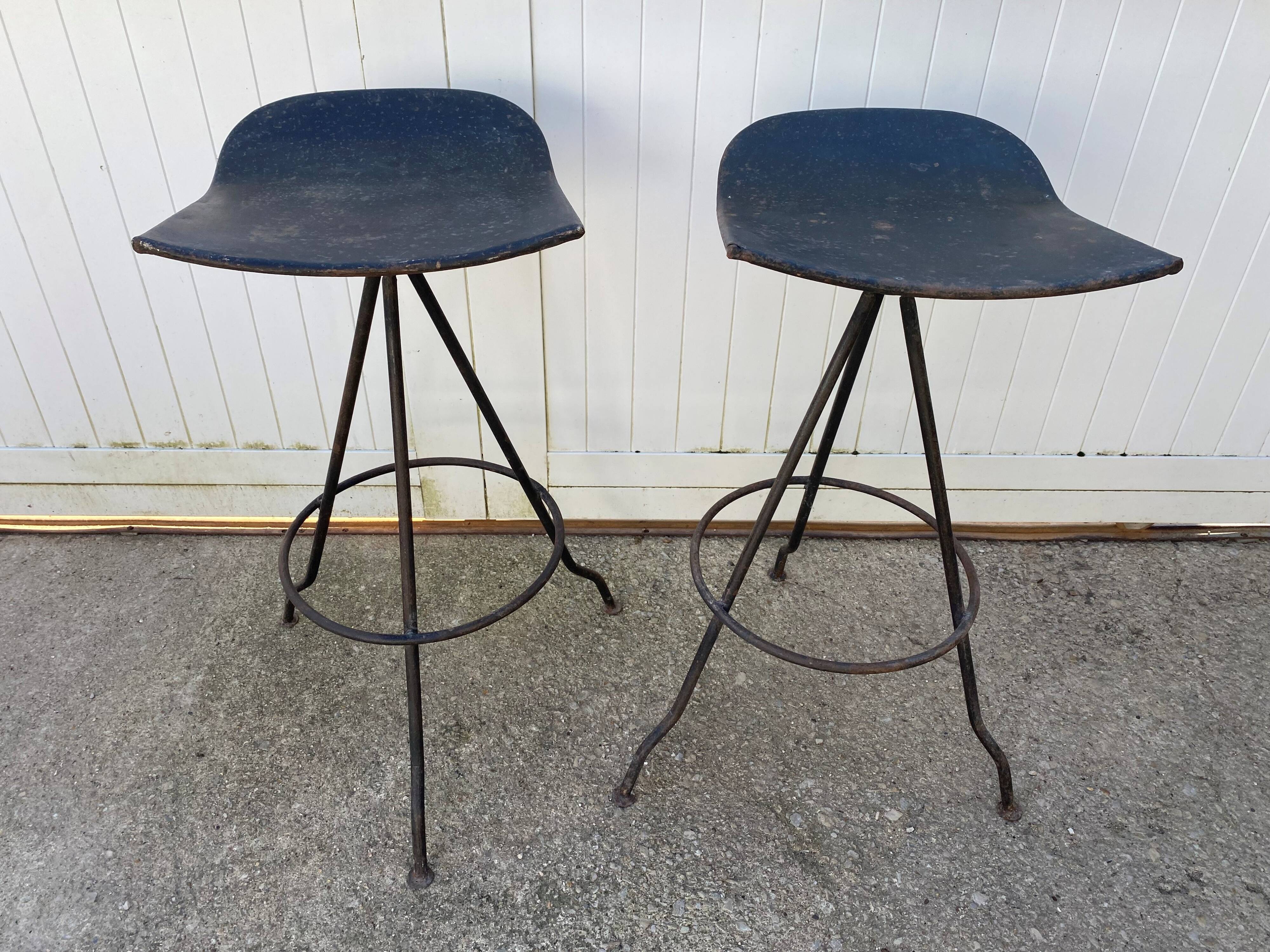 Paire de tabouret de bar artisanal pivotant metal industriel 50s