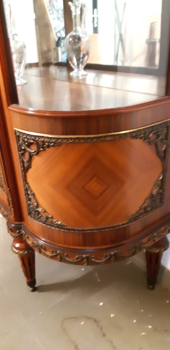 Showcase Louis XVI style, twentieth realization, signed cabinetmaking JP Ehalt of very good quality.
