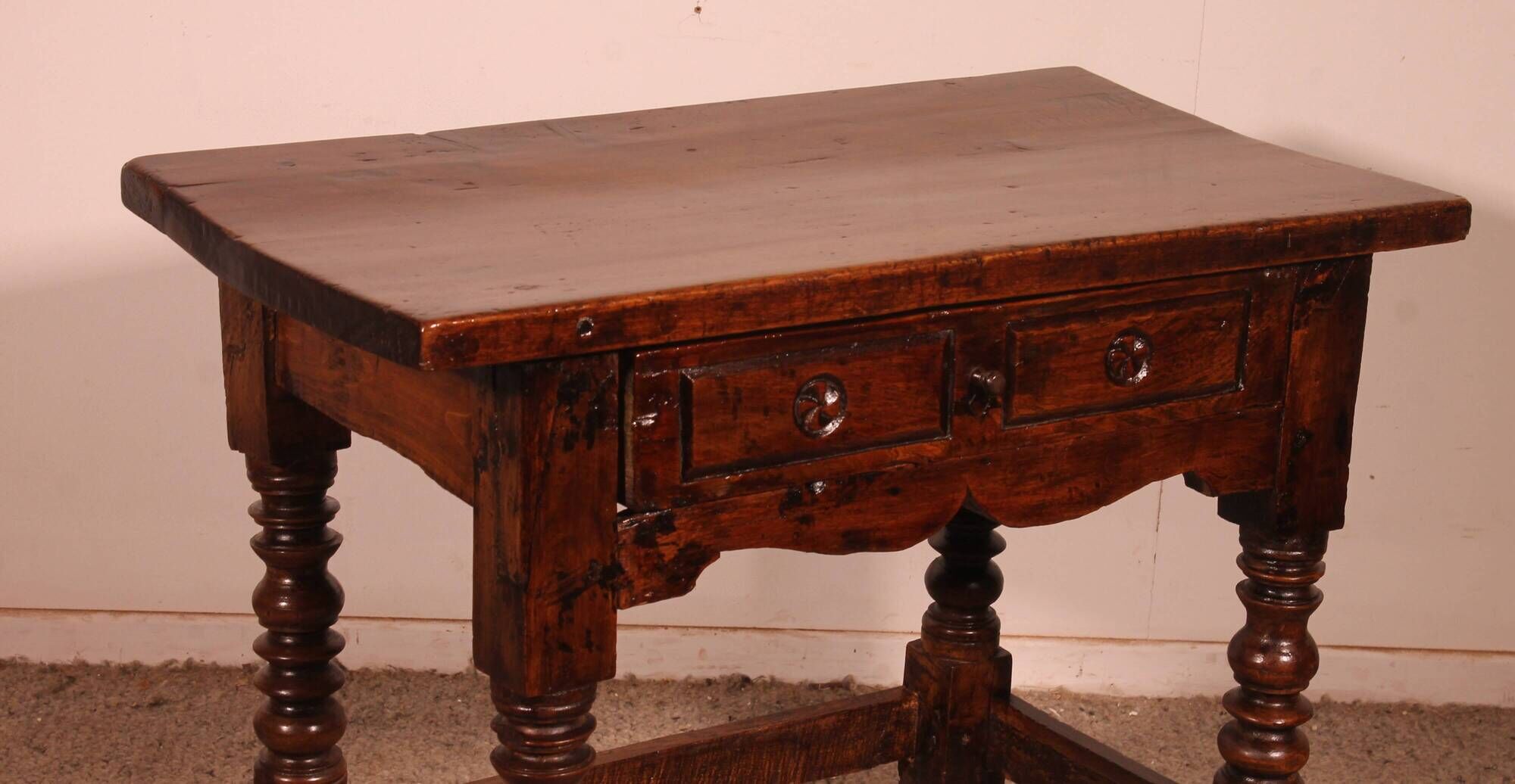 Spanish table from the 17th century in walnut.