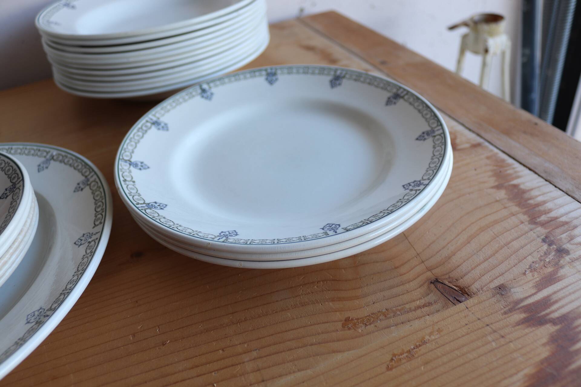 Service ancien en terre de fer décor bleu et vert , écru