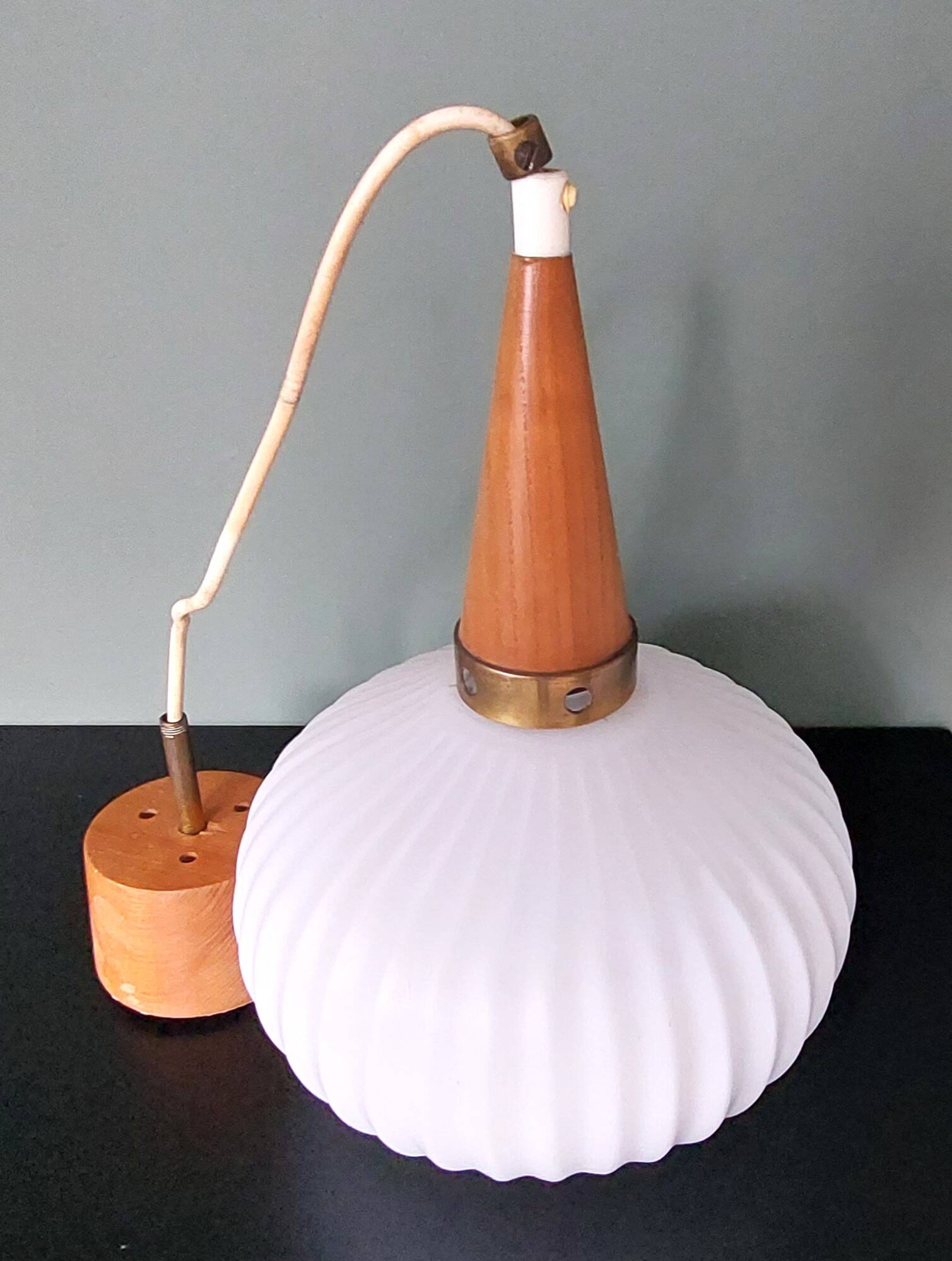 Lampe suspendue vintage en opaline et en teck. Louis Kalff '60