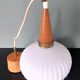 Lampe suspendue vintage en opaline et en teck. Louis Kalff '60