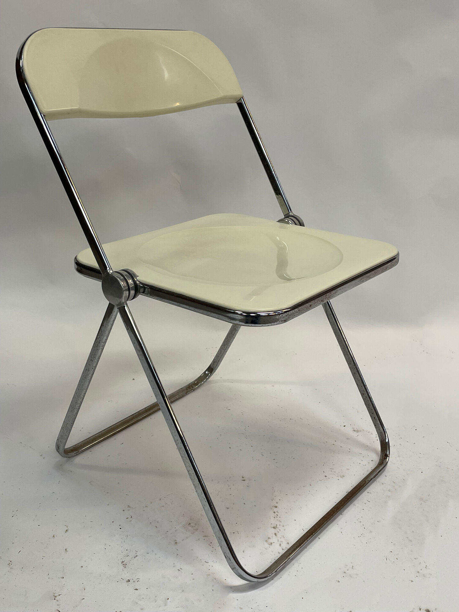 Giancarlo piretti plia lucite folding chair for castelli in white creme