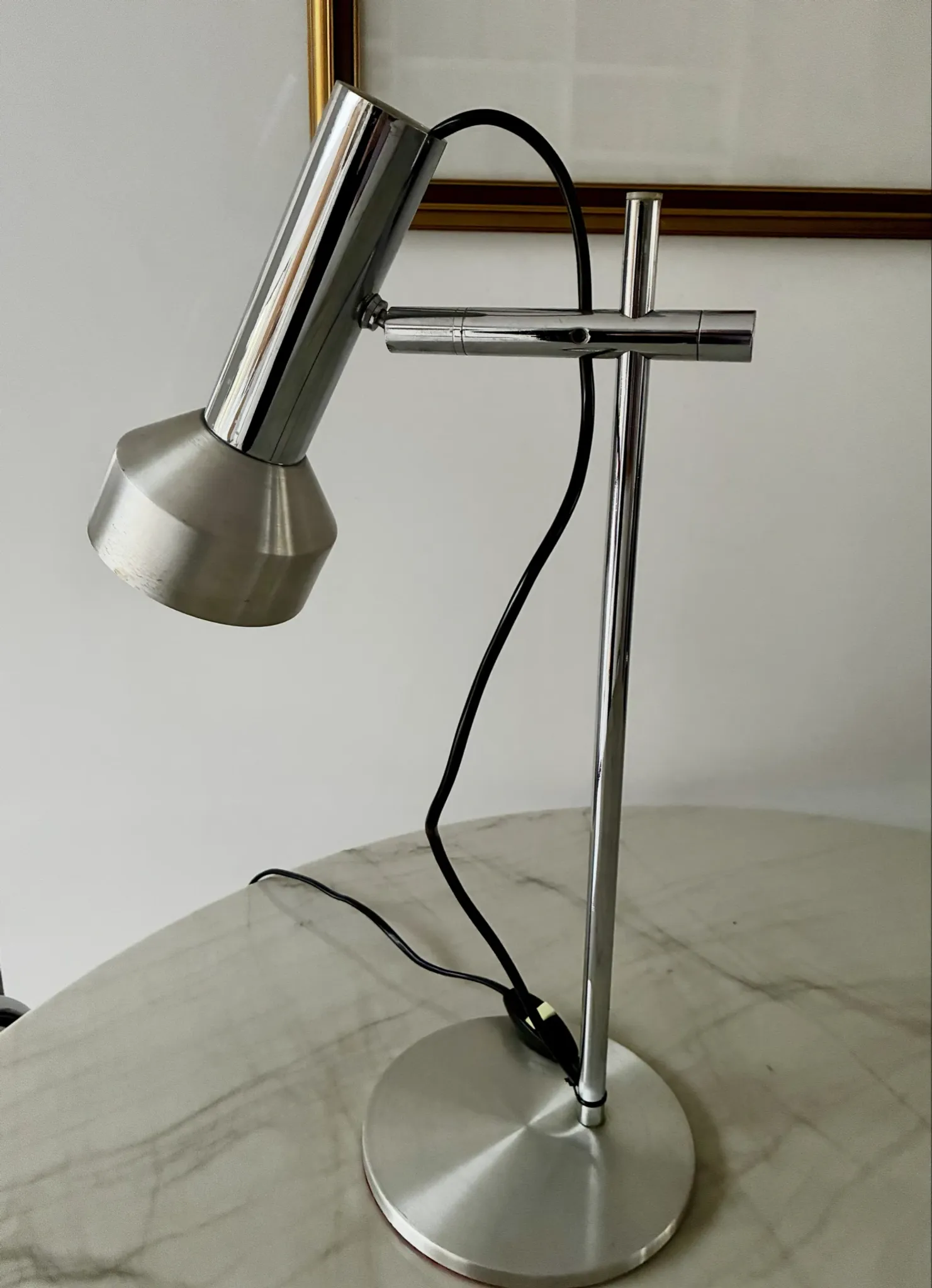 Very nice vintage 1970 articulated table lamp in good condition.