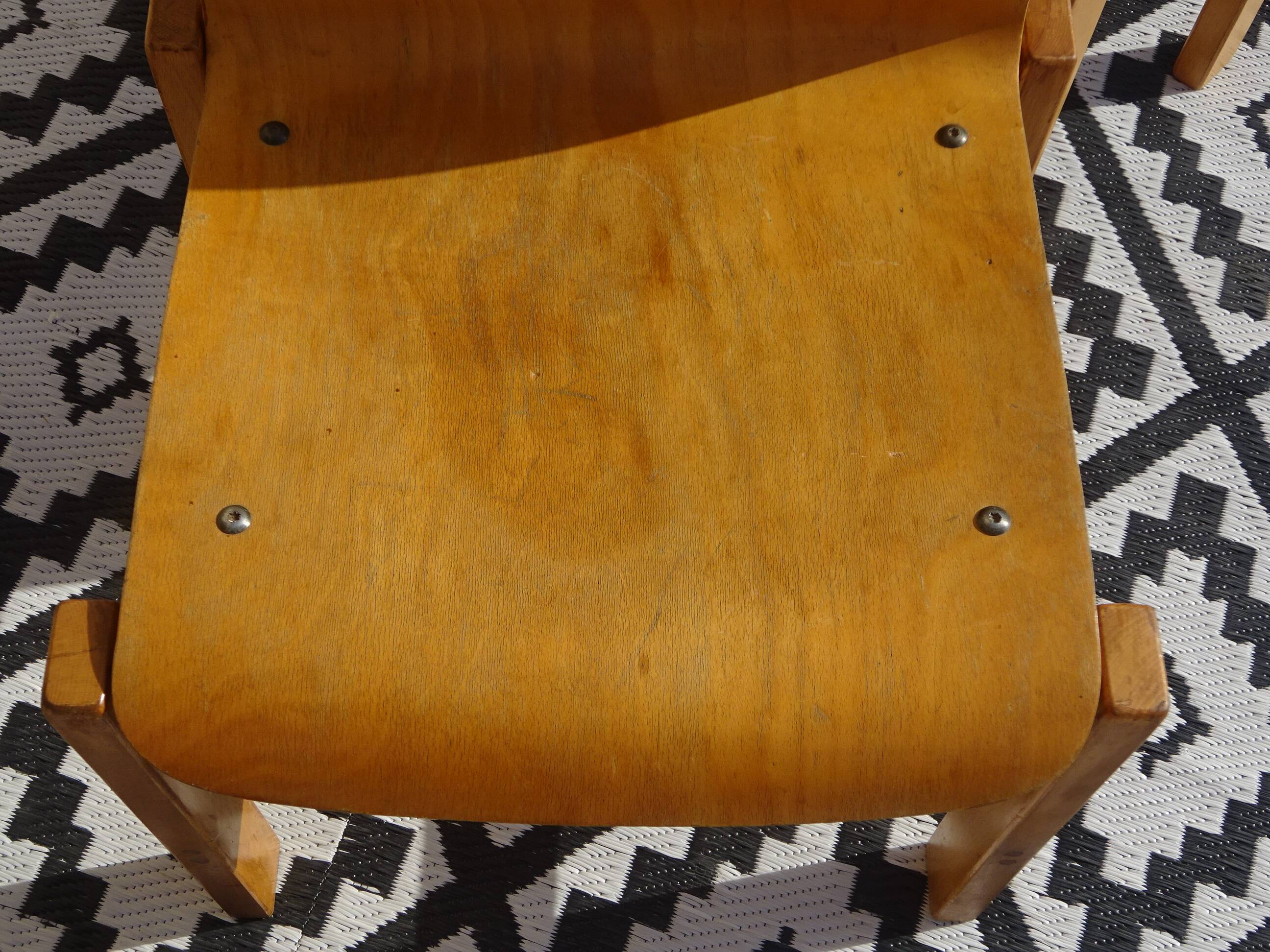 Paire de chaises en bois clair, assise et dossier post formé
