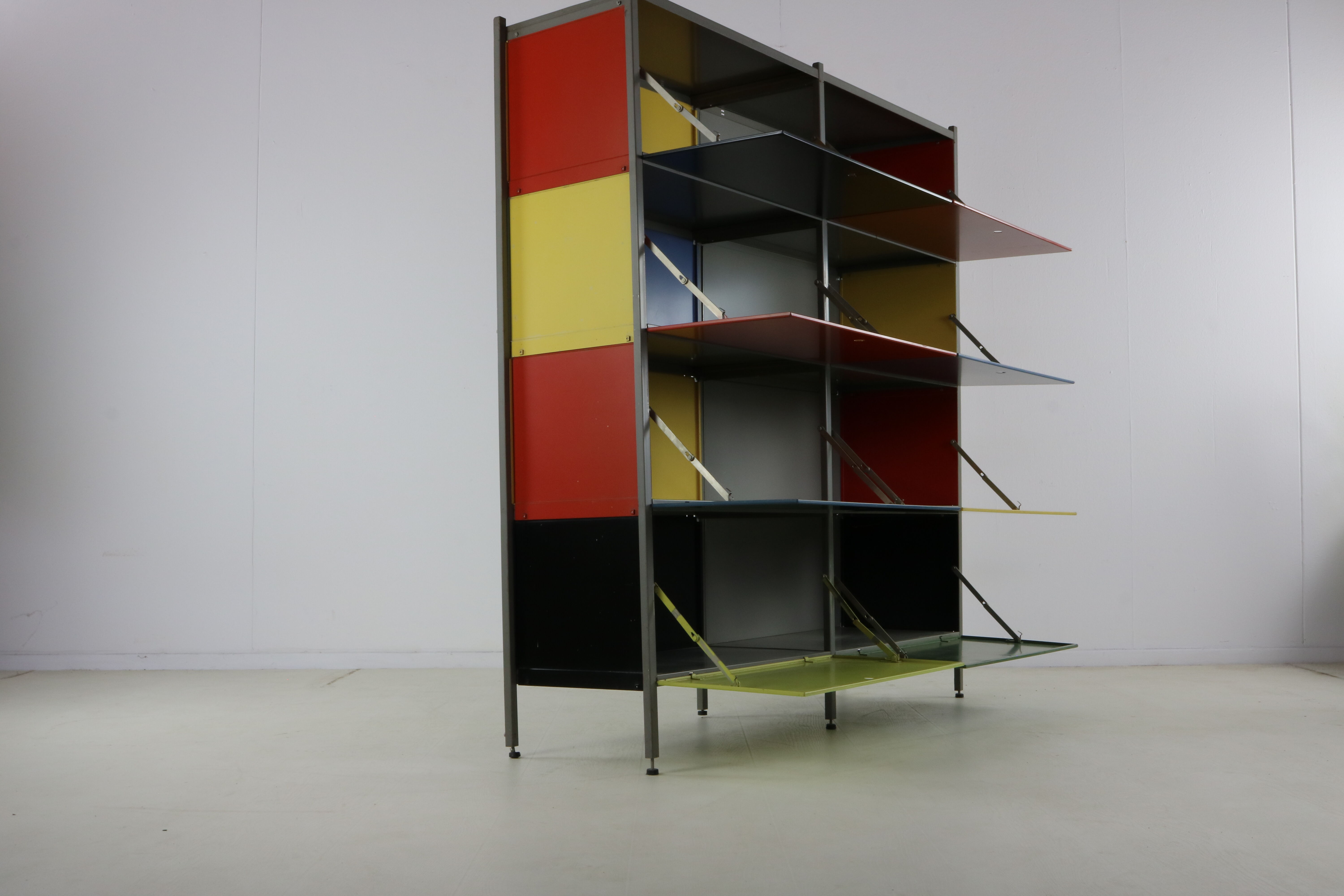 Rangement mural coloré des années 50 par Wim Rietveld pour Gispen