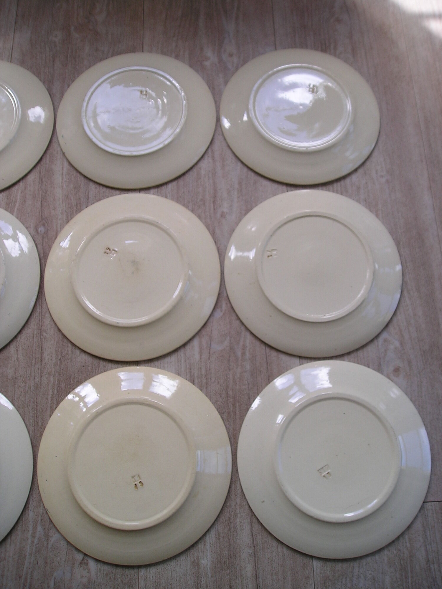 Lot de 12 assiettes plates anciennes en faience