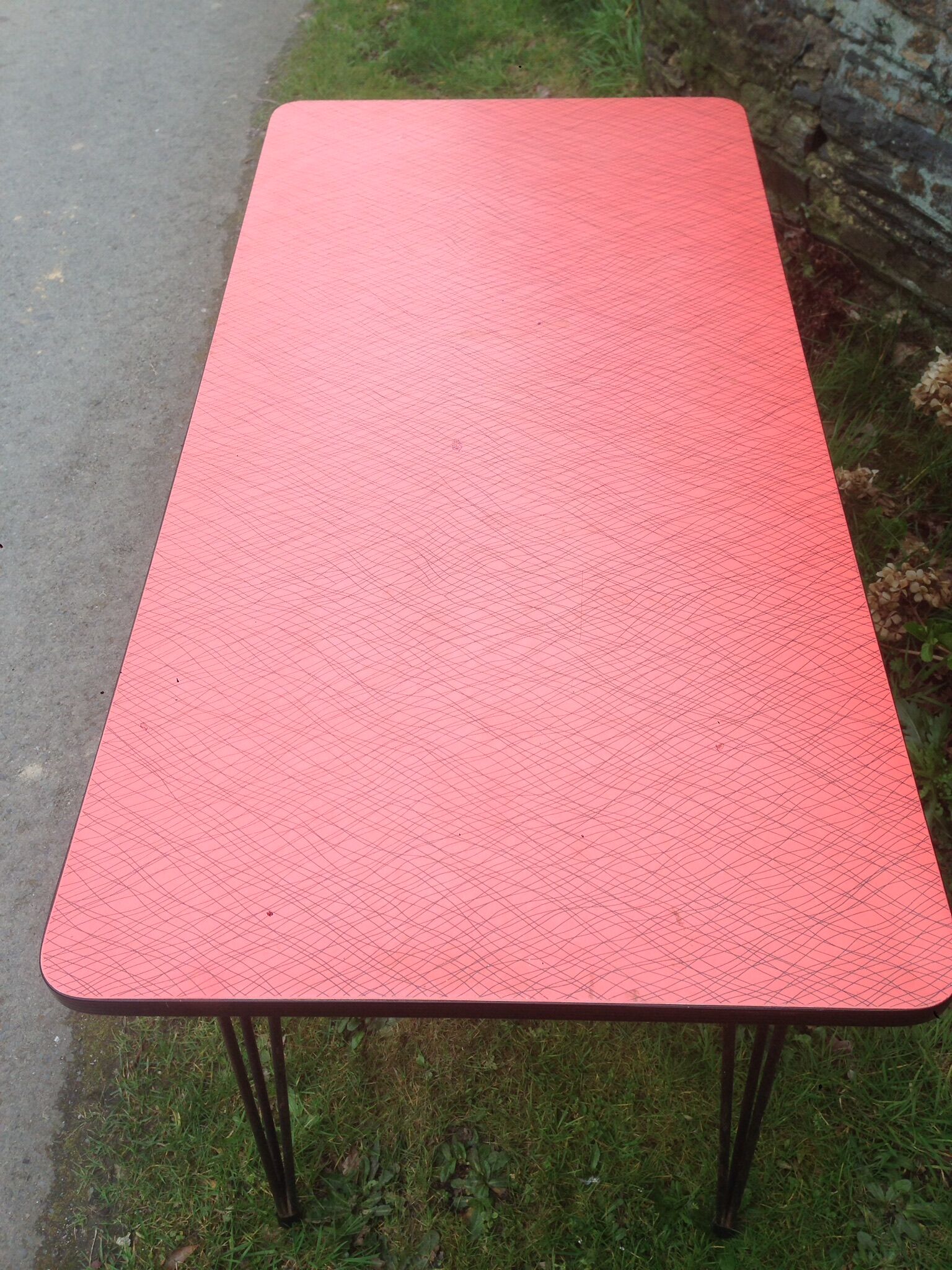 Vintage bistro table tray in red formica and black vermicelli pie eiffel metal.