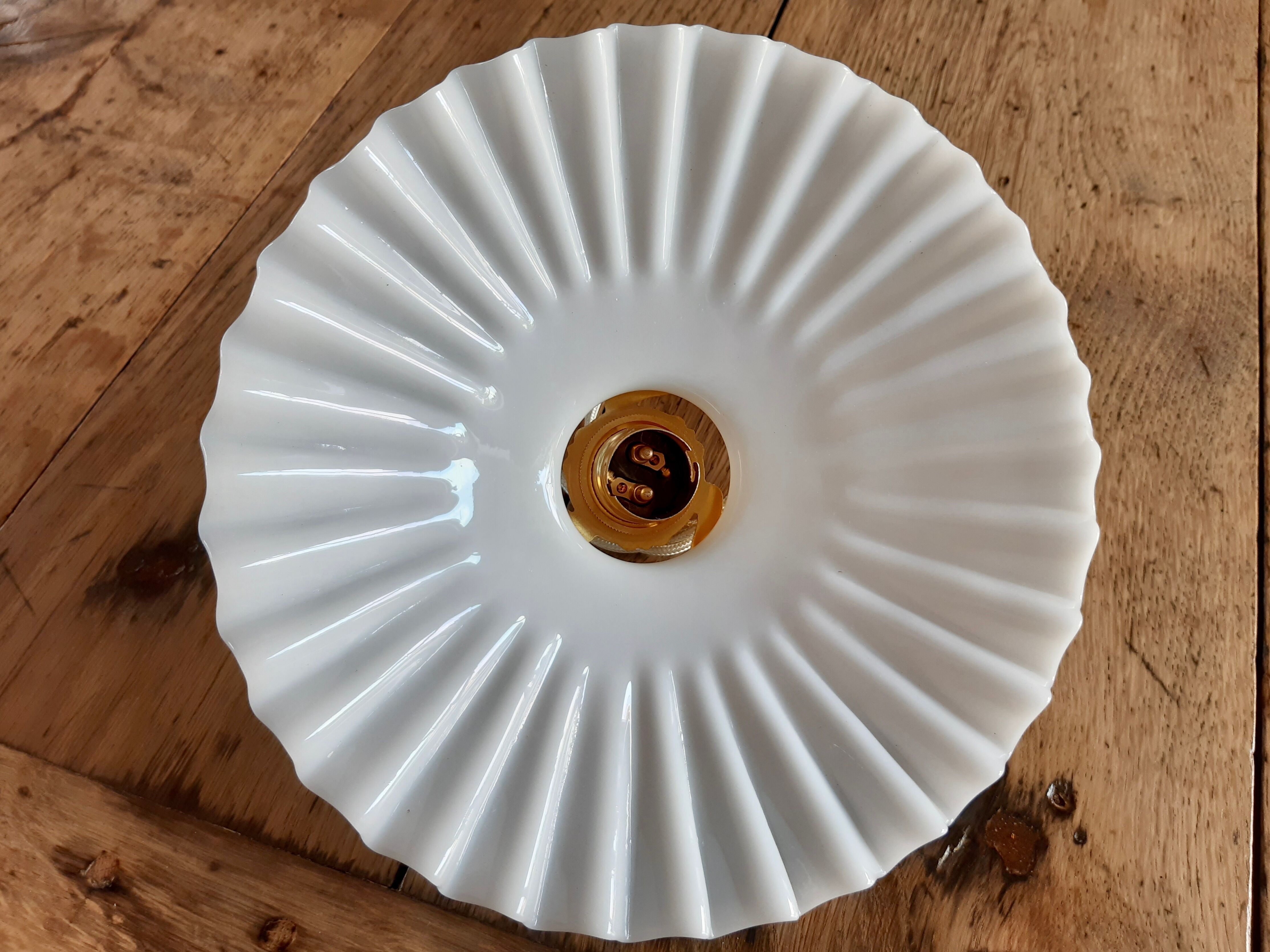 Suspension en opaline dentelée début XXe