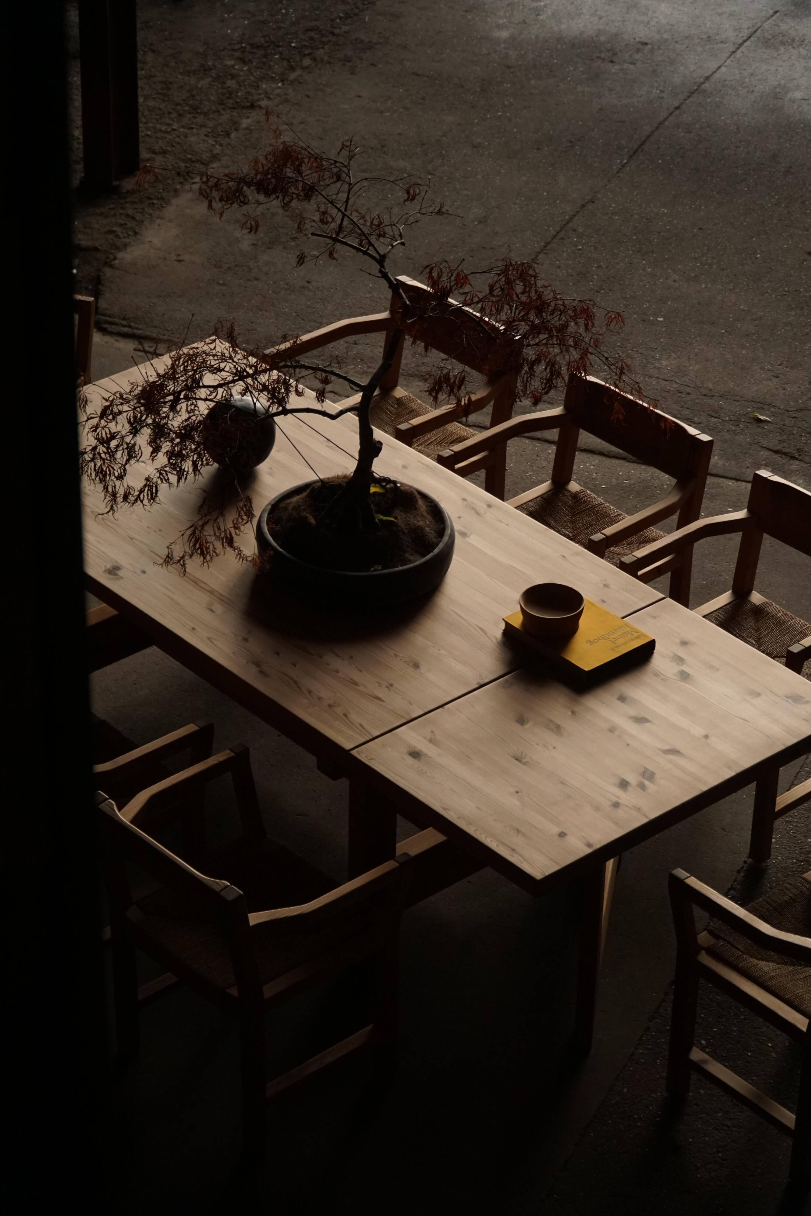 Modern Danish brutalist extendable dining table in pine, Tage Poulsen, 1970s.