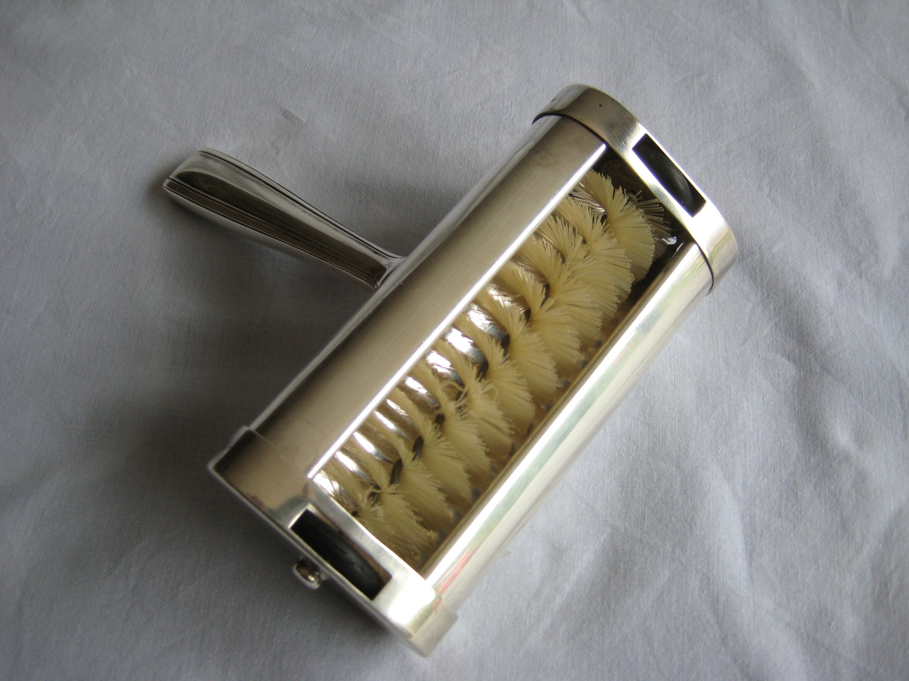 Picks up christofle crumbs