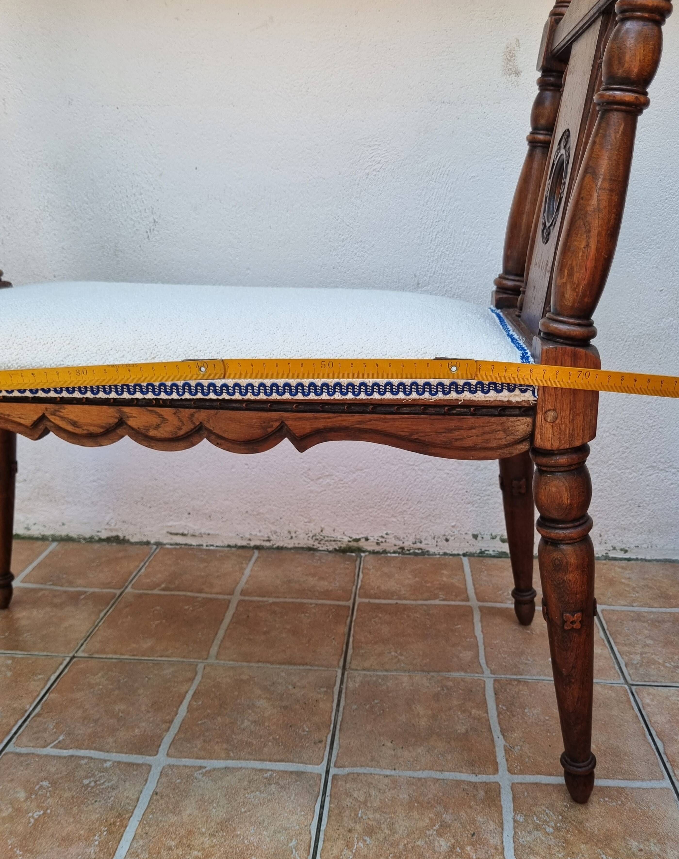 Window bench in carved walnut, late 19th century, renovated seat, 70 cm