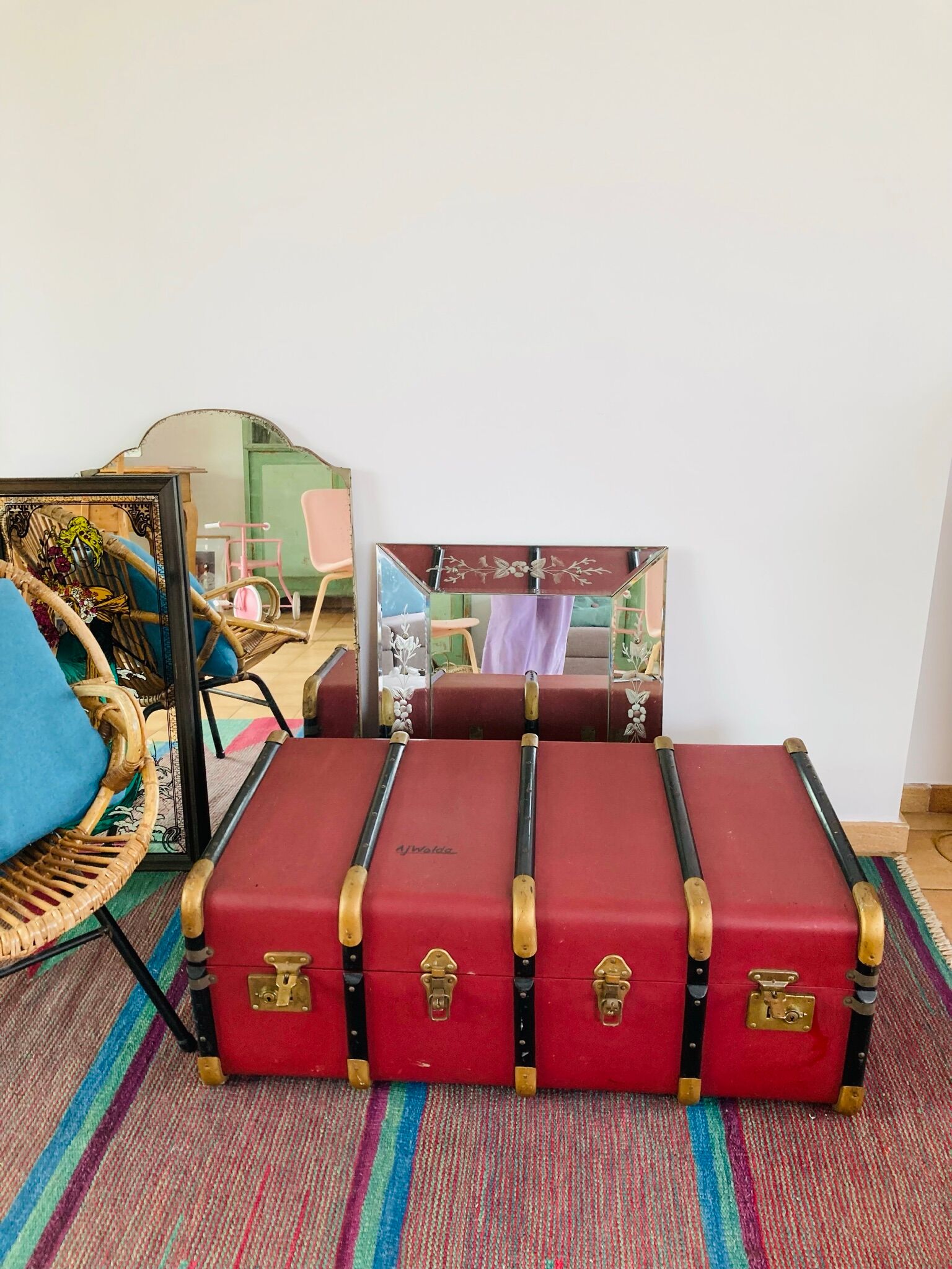 Coffre de voyage ancien en cuir bordeaux