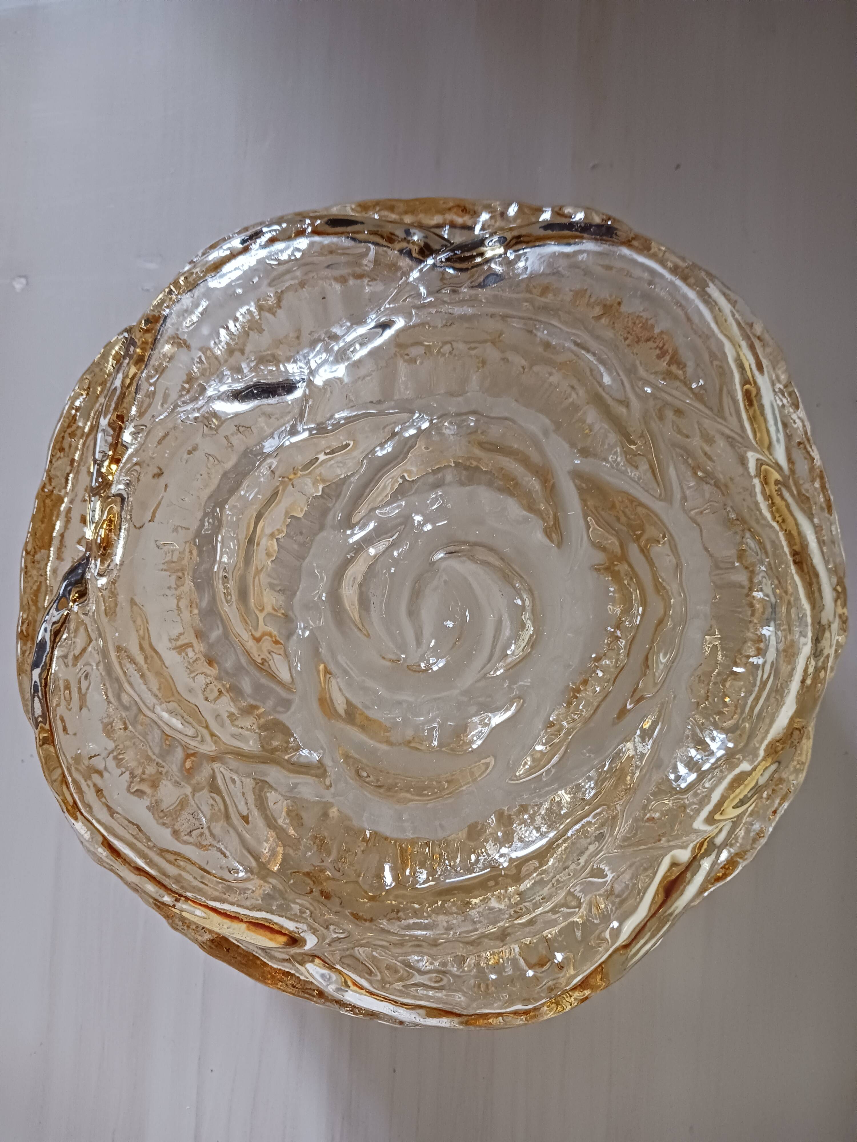 Plafonnier en verre moulé .