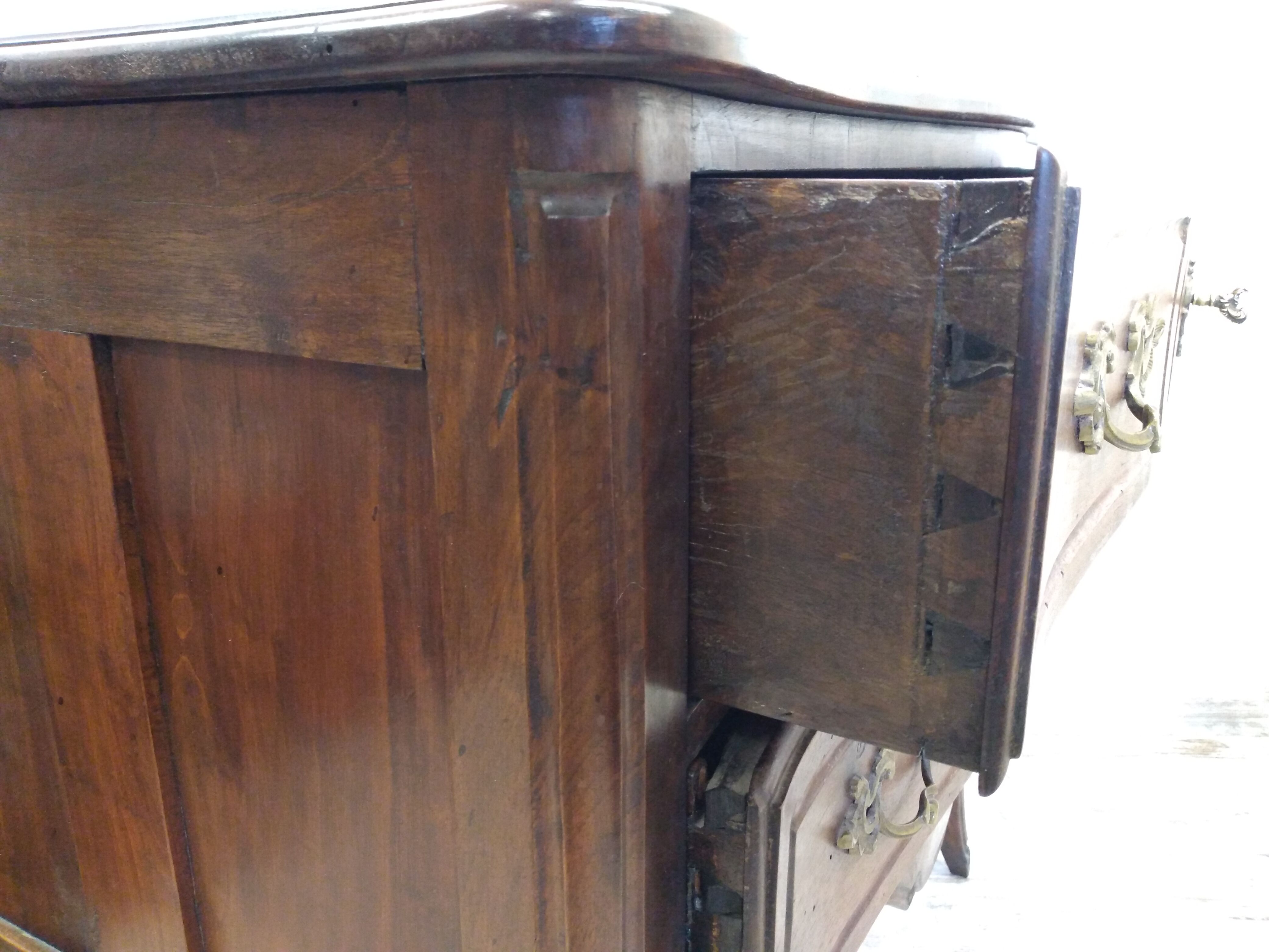 Louis XV style jumping chest of drawers