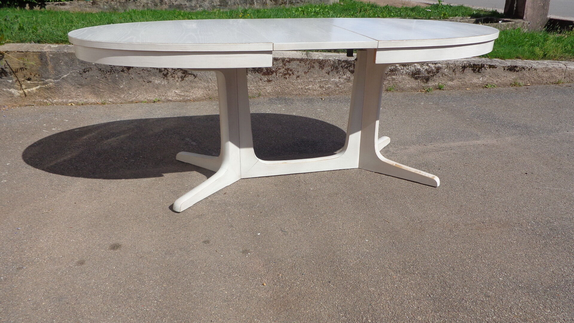 White oval Baumann table