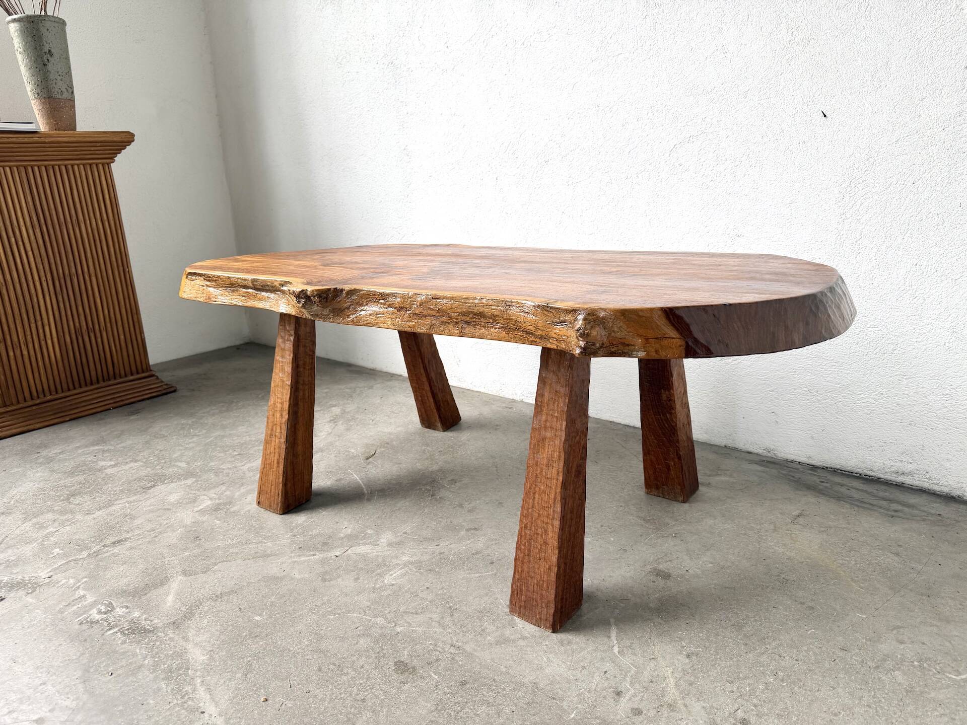 Table basse brutaliste en noyer massif, plateau slab live edge, France