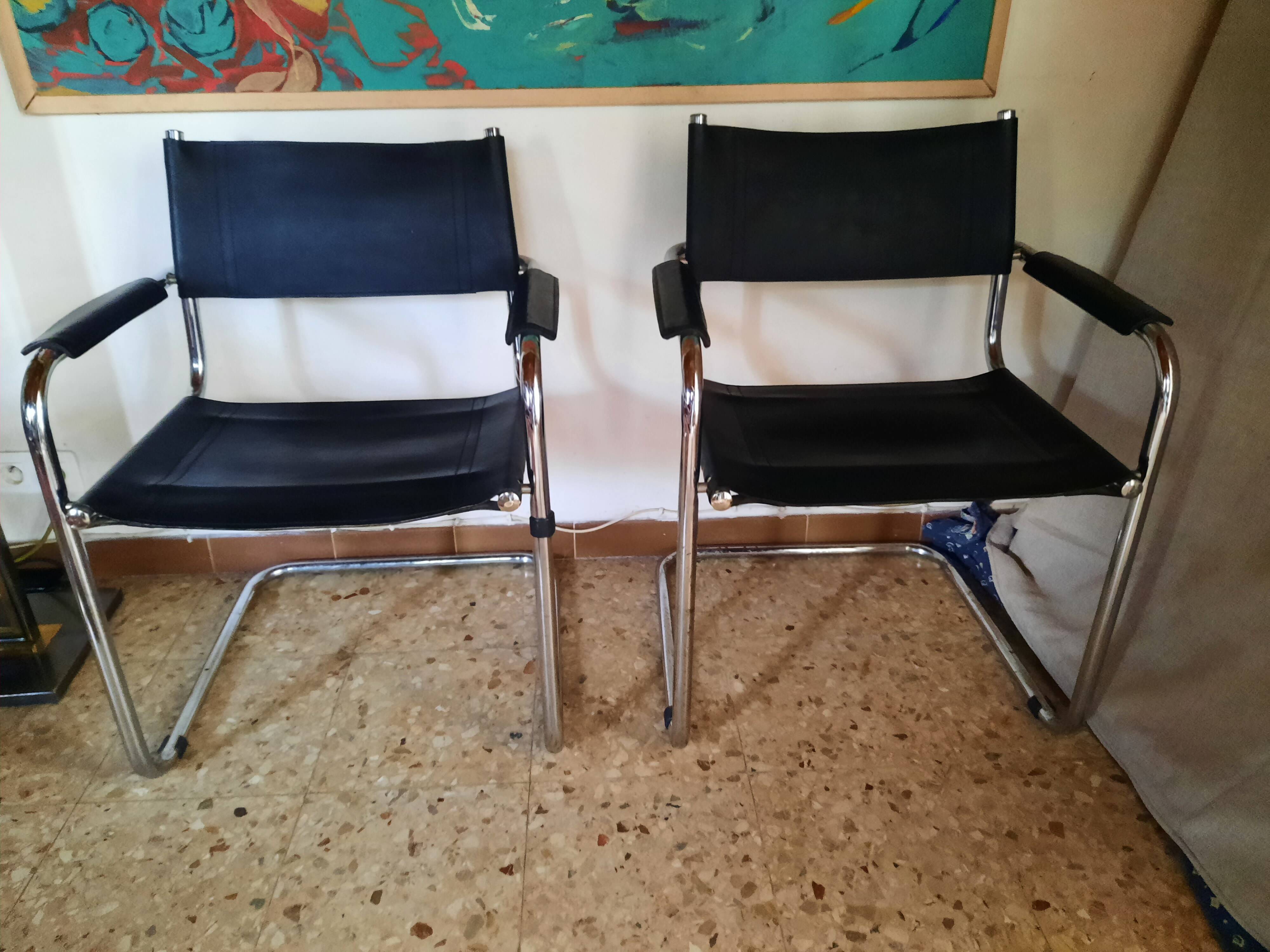 Paire de fauteuils cuir et chrome numérotés années 70