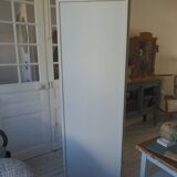 Armoire, penderie patinée gris perle finition cirée.