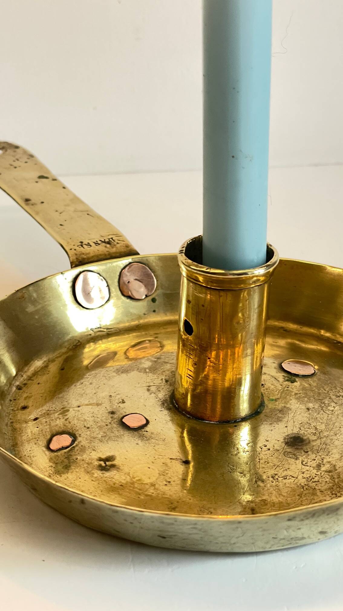 LOW HAND BRASS CANDLESTICK ANTIQUE