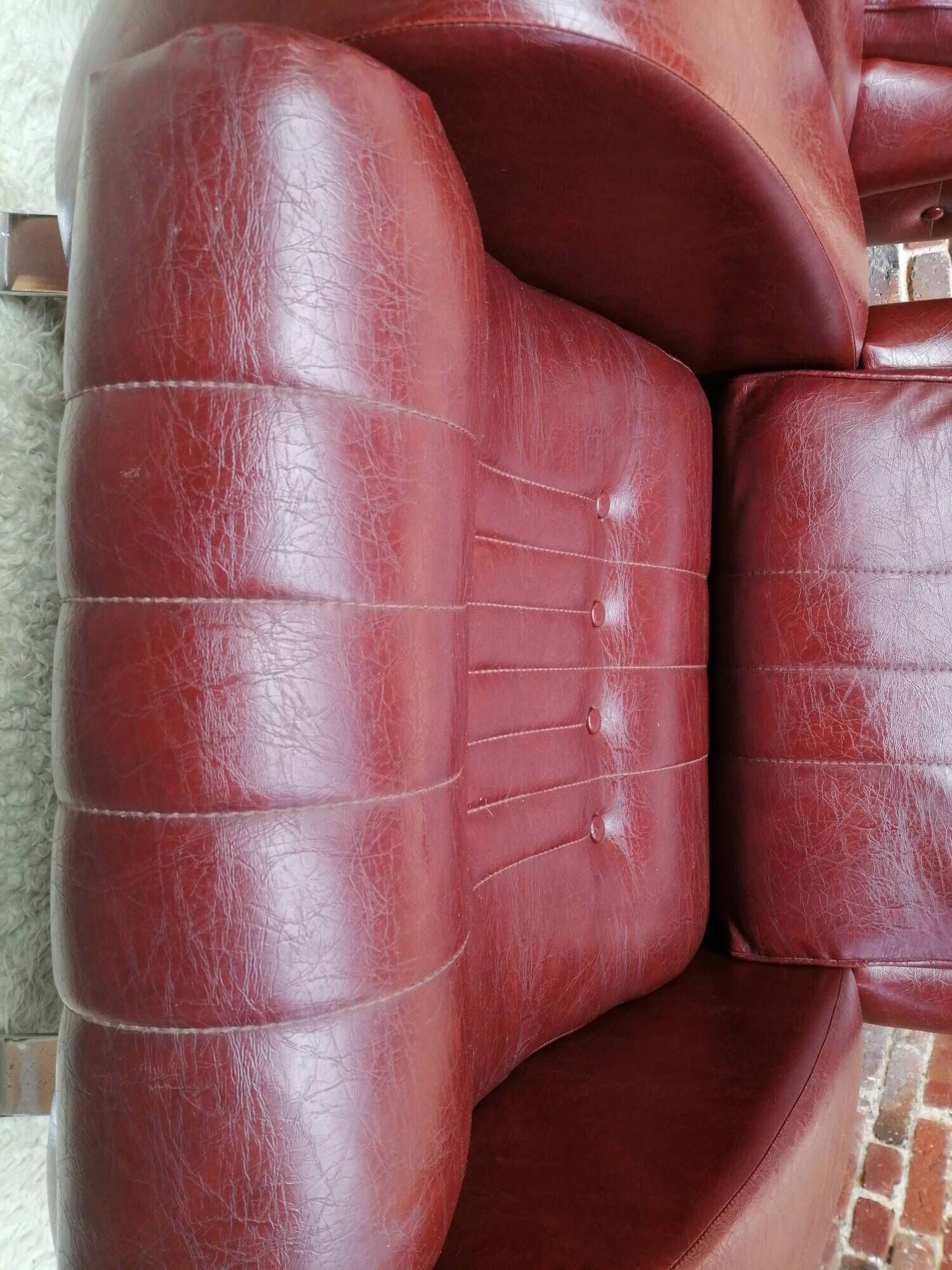 Couple de fauteuil en simili cuir rouge bordeaux, annees 70