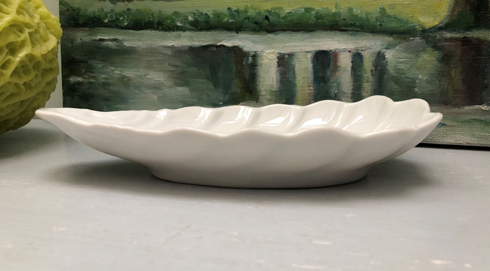 Empty pocket in fine antique porcelain, shell-shaped