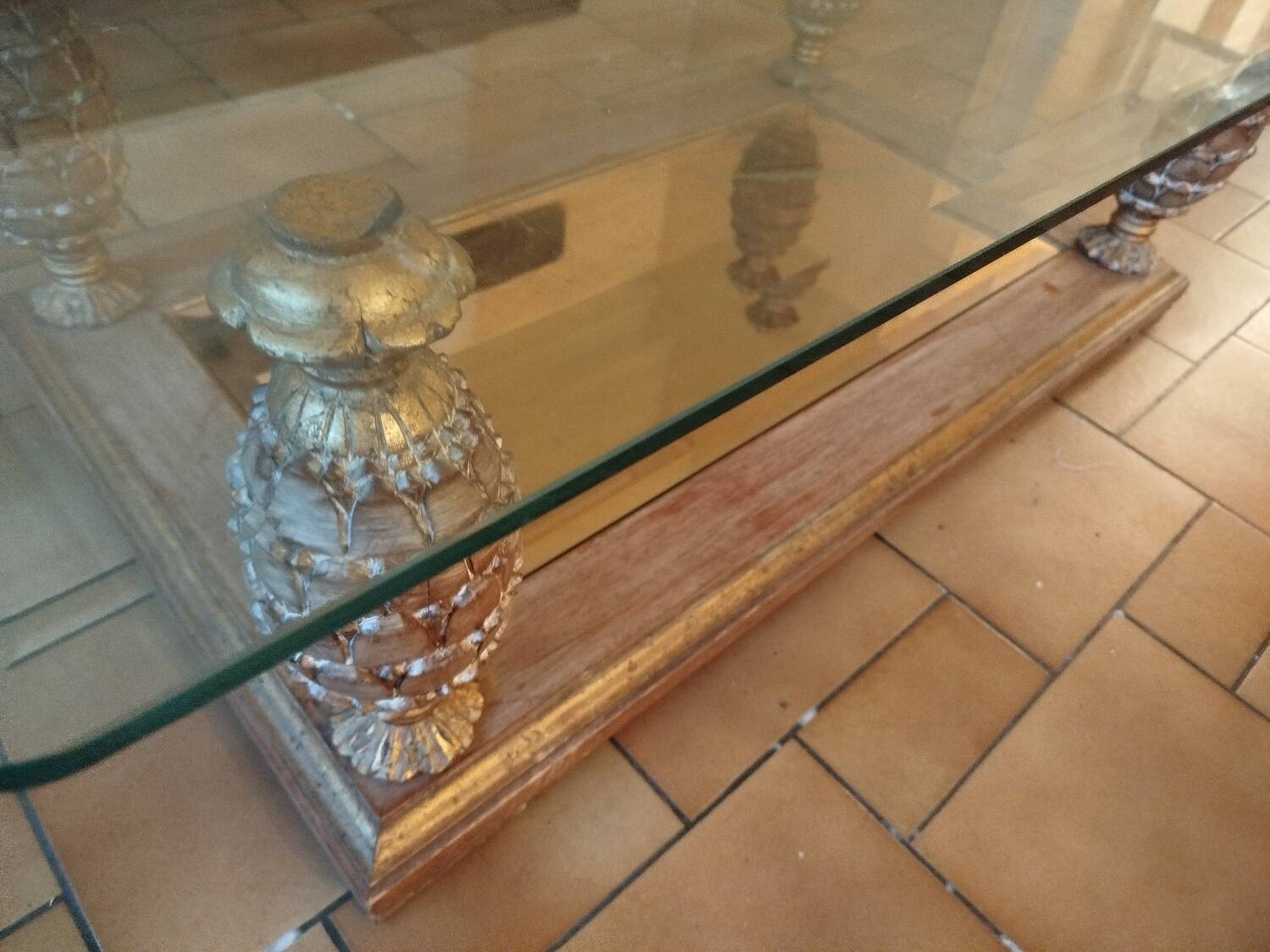 Table basse en verre biseauté , pieds ananas .